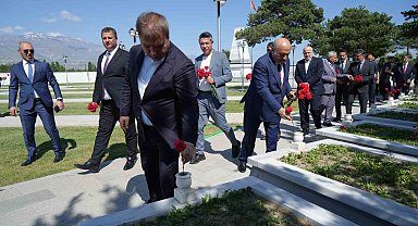 Kurban Bayramında şehitlik ve mezarlık ziyaret edildi