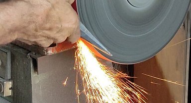 Kurbanlık bıçaklar bileniyor