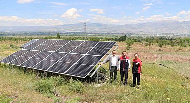Kurduğu modern meyve bahçesinde teknolojinin imkanlarını kullanıyor