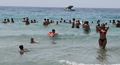Kuşadası'nda plajlarda bayram yoğunluğu
