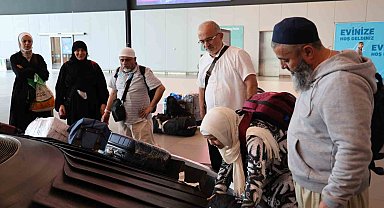 Kutsal topraklardan yurda dönen ilk hacı kafilesi İstanbul Havalimanı'nda gözyaşlarıyla karşılandı