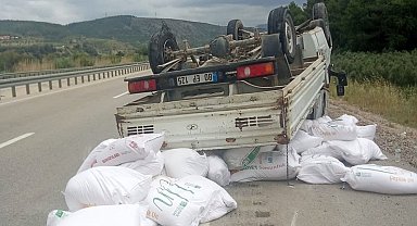 Lastiği patlayan kamyonet takla attı