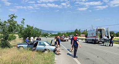 Lastiği patlayan otomobil yoldan çıktı: 1 yaralı