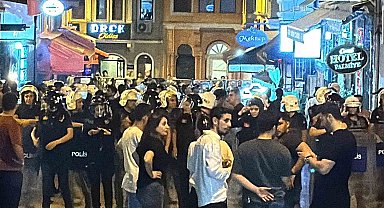 Leman dergisine tepki gösteren vatandaşlar, dergi binası önünde toplandı