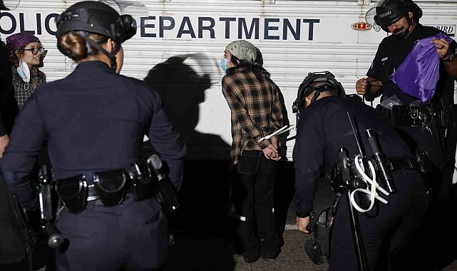 Los Angeles sokakları alev alev: 100'den fazla kişi gözaltına alındı