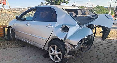 Lüks otomobilin çarpıştığı araç hurdaya döndü: 3 ağır yaralı