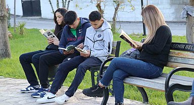 Mahalleli kitap okusun diye muhtarlığı kütüphaneye çevirdi