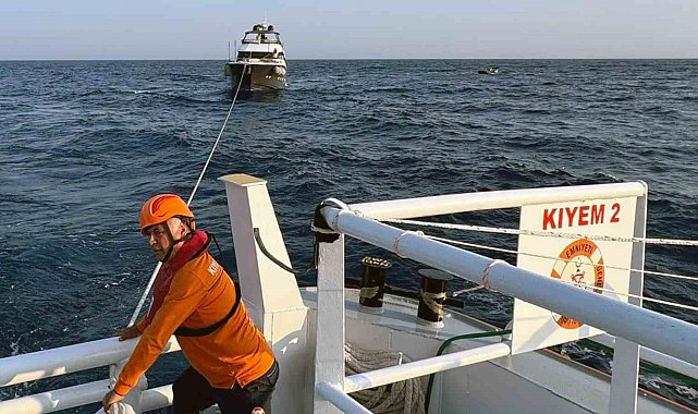 Makine arızası nedeniyle sürüklenen 22 metrelik tekne kurtarıldı