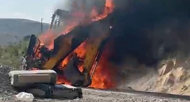 Malatya'da iş makinesi alev alev yandı