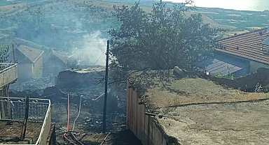 Malatya'da örtü yangını: 2 ev küle döndü