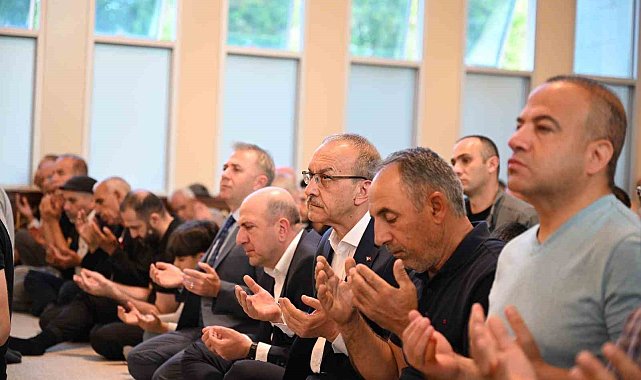 Malatya'da vatandaşlar bayram namazı için camilere akın etti