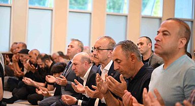 Malatya'da vatandaşlar bayram namazı için camilere akın etti