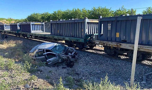 Malatya'da yük treni hemzemin geçitte otomobile çarptı: 5 yaralı
