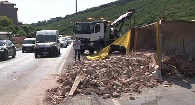 Maltepe'de hafriyat kamyonu devrildi, yol trafiğe kapandı