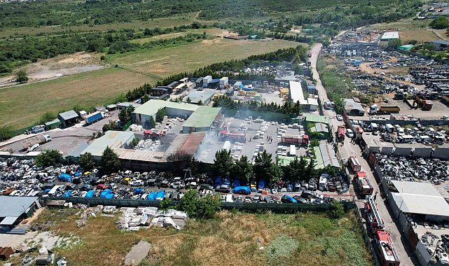 Maltepe'de seramik deposunda çıkan yangın hurdalık alana sıçradı