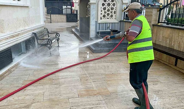 Manavgat Belediyesi'nden bayram öncesi cami temizliği