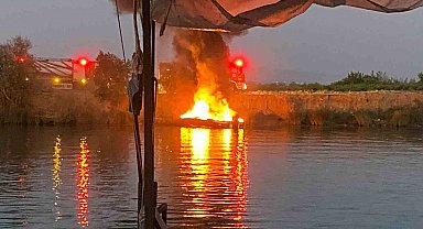 Manavgat Irmağı'nda fiber balıkçı teknesi alev alev yandı