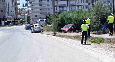 Manavgat'ta direğe çarpan otomobil sürücüsü yaralandı