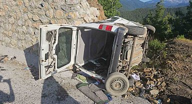 Manavgat'ta hafif ticari araç devrildi, sürücü ağır yaralandı