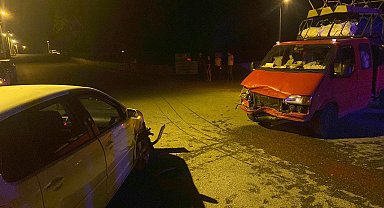 Manavgat'ta kamyonetle otomobil çarpıştı: 3 yaralı