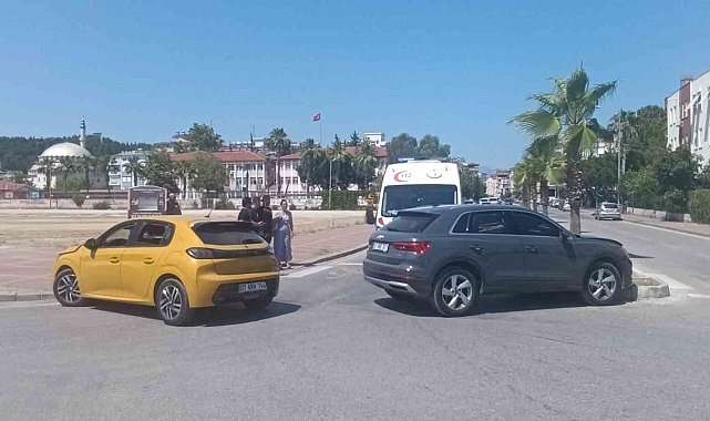 Manavgat'ta otomobiller çarpıştı: 2 yaralı