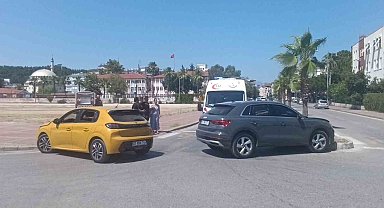 Manavgat'ta otomobiller çarpıştı: 2 yaralı
