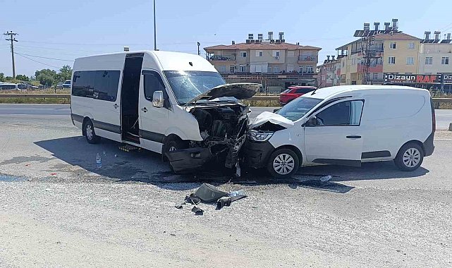 Manavgat'ta tur aracı hafif ticari araçla kafa kafaya çarpıştı: 6 yaralı
