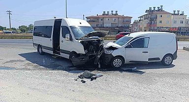 Manavgat'ta tur aracı hafif ticari araçla kafa kafaya çarpıştı: 6 yaralı