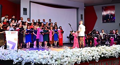 Manisa'da "Türkü Gibi Şarkılar" ayakta alkışlandı