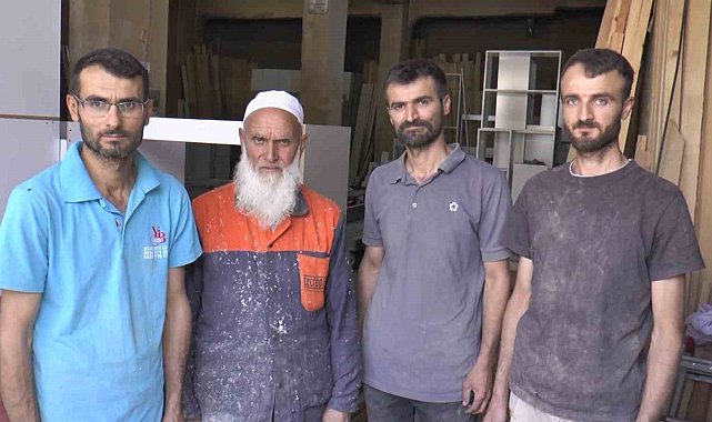 Marangoz baba ve 3 oğlu aynı mesleği yapmanın gururunu yaşıyor