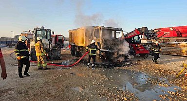 Mardin'de hafriyat kamyonu yangında kül oldu