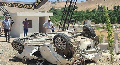 Mardin'de kontrolden çıkan otomobil şarampole yuvarlandı: 1 ölü, 1 yaralı