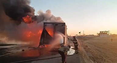 Mardin'de seyir halindeki kamyon alev aldı