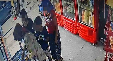 Marketten dondurma ve içecekleri alıp kıyafetlerine gizleyen kadınlar, ticari takside yakalandı