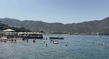 Marmaris'te bayram sıcaklığı: Tatilciler sahillere akın etti