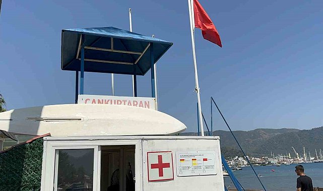 Marmaris'te Mavi bayraklı halk plajında cankurtaranlar göreve başladı