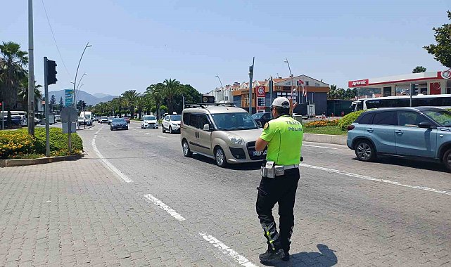 Marmaris'te tatilciler dönüş yolunda: Trafik yoğunluğu devam ediyor