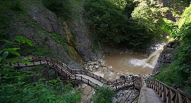 Mavi Göl'de turizm sezonu başlamadan bitti: Sodalı göl çamura döndü