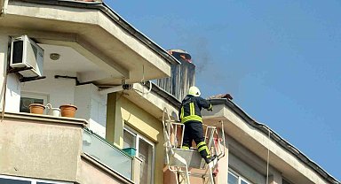 Menteşe'de apartman bacasında çıkan yangın paniğe neden oldu