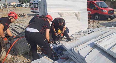 Mermer bloklar devrildi: 2 yaralı
