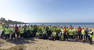 Mersin Büyükşehir ile gönüllüler Ayaş sahilini temizledi