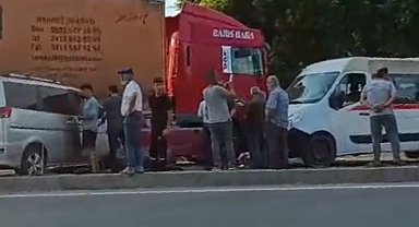 Mersin'de 3 aracın karıştığı kazada 2 kişi yaralandı