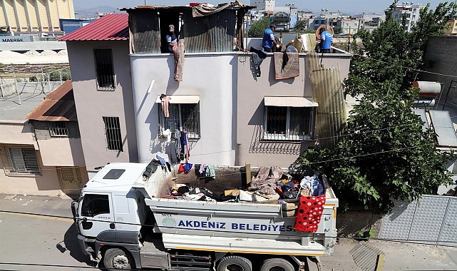 Mersin'de bir evden 2 kamyon çöp çıkarıldı