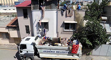 Mersin'de bir evden 2 kamyon çöp çıkarıldı