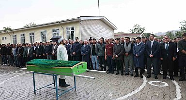 Mersin'de denizde boğulan lise öğrencisi memleketi Çorum'da son yolculuğuna uğurlandı