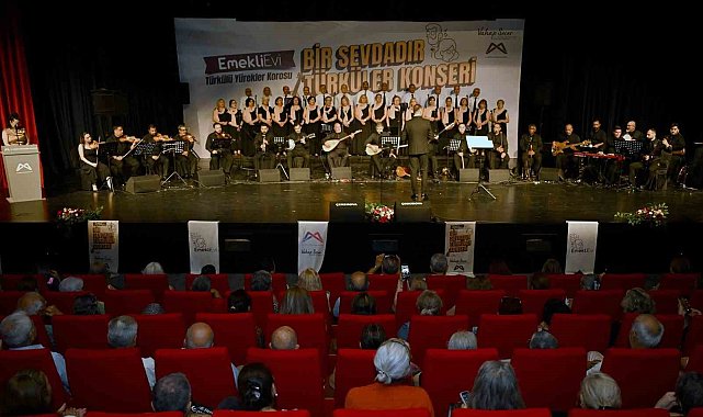 Mersin'de emekli korosundan duygu dolu türkü gecesi