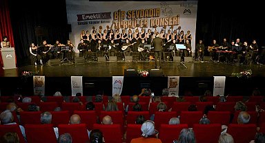 Mersin'de emekli korosundan duygu dolu türkü gecesi