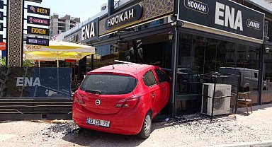 Mersin'de kontrolünü kaybeden kadın sürücü aracıyla kafeye daldı