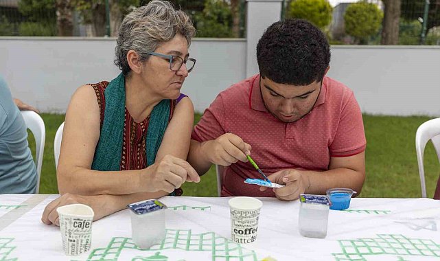 Mersin'de özel çocuklar ve anneleri seramik kursunda buluşuyor