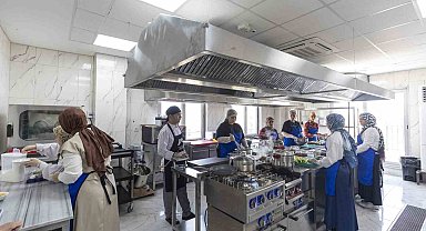Mersin'de sofralara lezzet katacak aşçılar yetişiyor